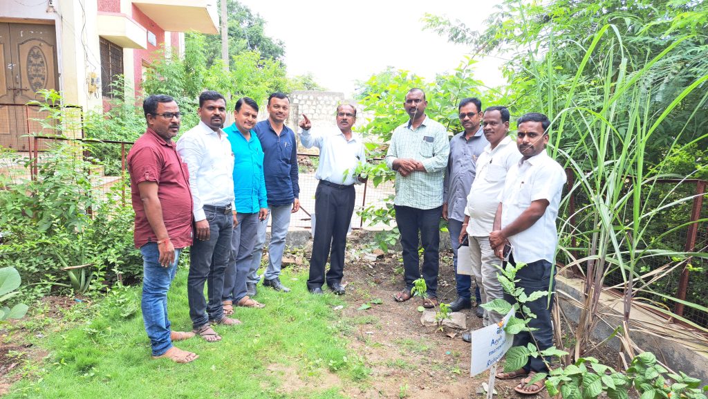 Jamkhed Taluka Media Club visited Botanical Garden of L N Hoshing Vidyalaya