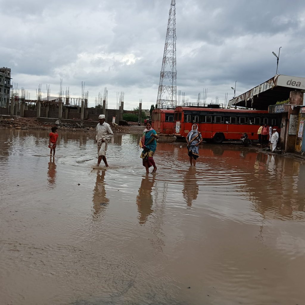 Jamkhed bus station area is flooded, passengers are in state of disarray, everyone is ignoring health of passengers 