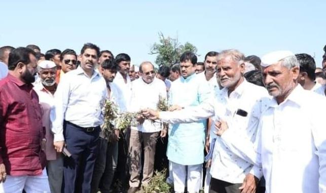Ram Shinde, MLA Ram Shinde in the Maidan for the help of the damaged farmers, MLA Ram Shinde demanded the Revenue Minister Radhakrishna Vikhe-Patil to take a strategic decision on this burning issue!