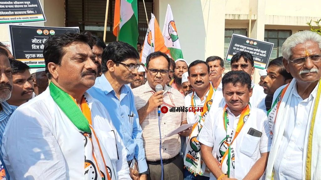 Mahavitaran will not allow officials to sit in the office, NCP's youth leader Ramesh Ajbe warned, Mahavikas Aghadi's outcry march was held in Jamkhed on electricity issues,