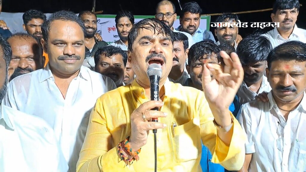 Jamkhed, I am not an activist who sacrifices activists for his own name, You support me, I will give drop by drop of my blood for you, MLA Ram Shinde emotional appeal voters in heavy rain, Ram Shinde speech
