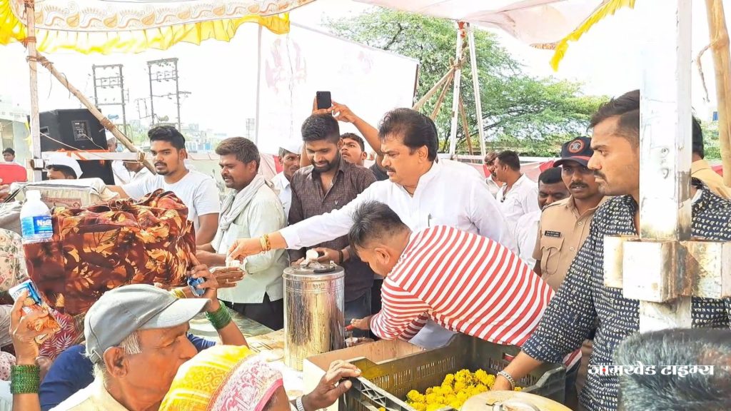 Karjat, MLA Ram Shinde indulged in service of warkari, welcomed palanquin of Saint Shrestha Nivrutinath Maharaj in Mirajgaon, Vitthala, sowing is stalled, rains should come as soon as possible.