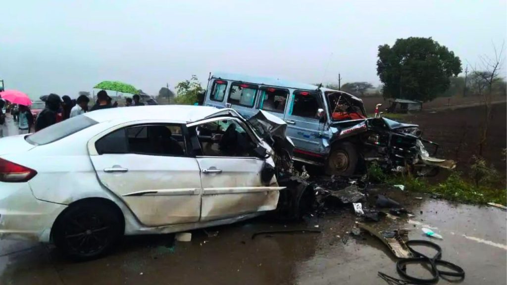 Nashik Accident latest news, Four people were killed and 9 seriously injured in horrific accident on Vani-Saputara highway today,