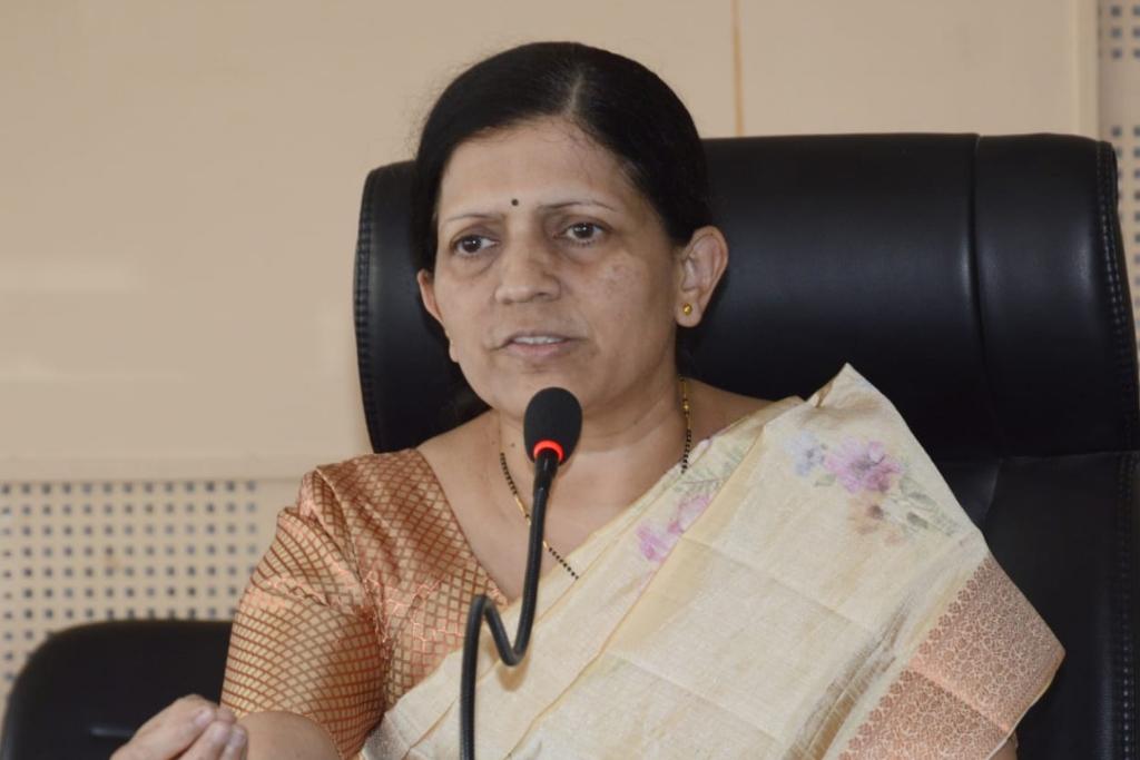 Ahmednagar, Strictly implement Maharashtra Public Service Rights Act, State Service Rights Commission Commissioner Chitra Kulkarni orders administration, Akole latest news