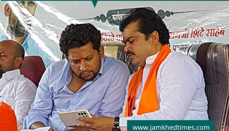 What is hidden in former minister Ram Shinde's mobile? What did Shinde show Vikhe in his mobile?