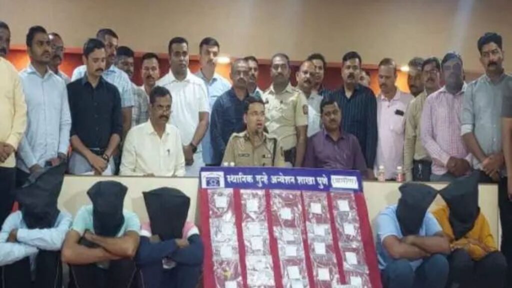 robbery by taking away muhurat from astrologer, 6 robbers arrested in connection with robbery of 1 crore 7 lakh rupees, baramati devkatenagar robbery, Baramati pune gramin lcb news,
