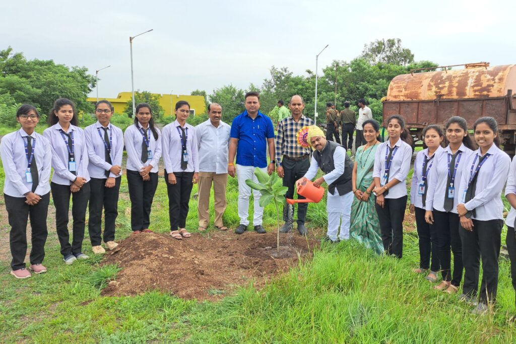 Commemorating Independence Day, Oxygen Park project was launched in Halgaon Agricultural College, jamkhed latest news today 