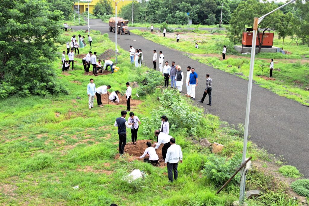 Commemorating Independence Day, Oxygen Park project was launched in Halgaon Agricultural College, jamkhed latest news today 