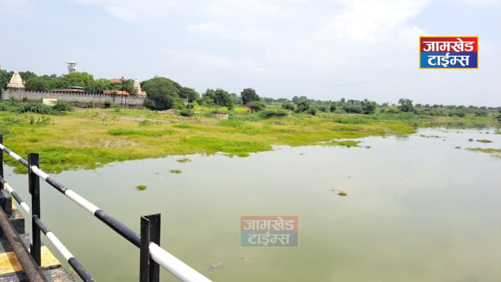 jamkhed, Heavy rain in Vincharana valley caused river Sina to flow, villages along Vincharana also got big relief, Khairi Dam and other projects are still waiting for heavy rains, 