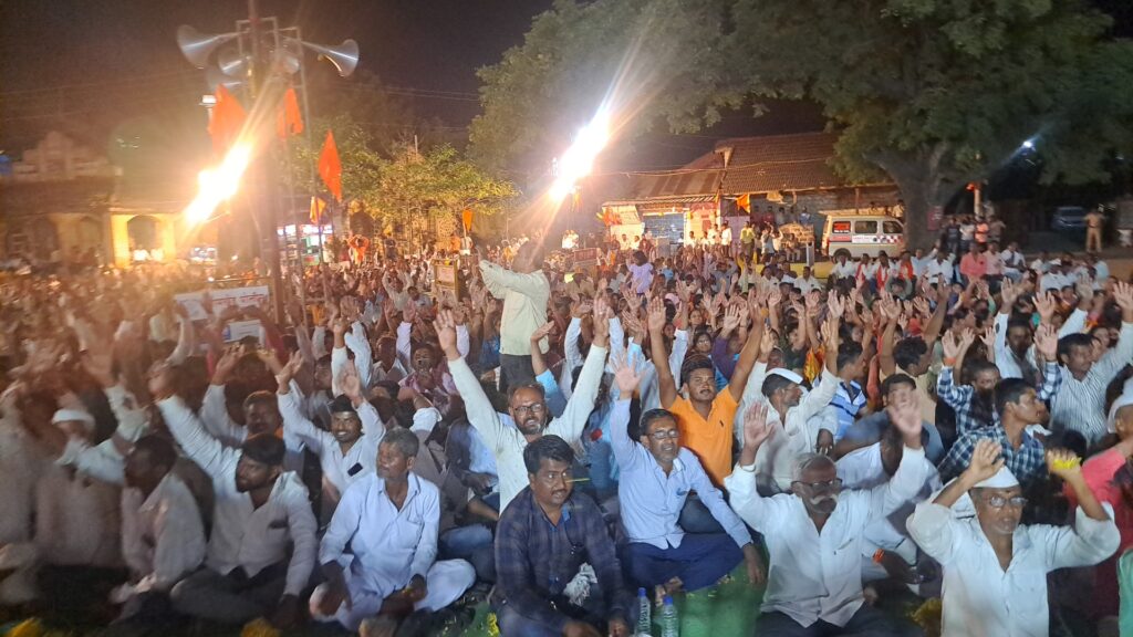 Jamkhed, Stormy response to jahir sabha of Sangharsh Yoddha Manoj Jarange Patil, Maratha Kranti Morcha's statement regarding reservation was accepted by MLA Ram Shinde on behalf of government, 