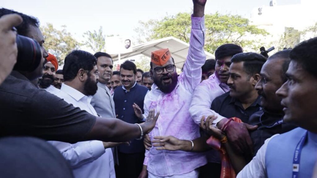 Chief Minister Eknath Shinde celebrated with  Maratha brothers as soon as Maratha Reservation Bill was passed, see photo