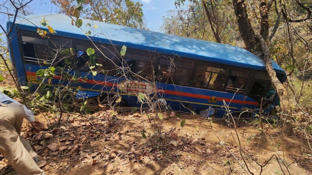 Breaking News, Amravati bus accident news today, bus with passengers fell into a valley near Chikhaldara in Amravati, three died and many others injured in a terrible accident of ST bus, rescue operations are on fast.