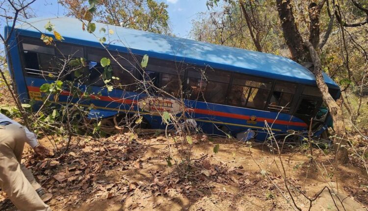 Breaking News, Amravati bus accident news today, bus with passengers fell into a valley near Chikhaldara in Amravati, three died and many others injured in a terrible accident of ST bus, rescue operations are on fast.