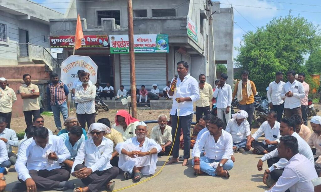 So let's bring animals and tie them in front of Jamkhed MahaVitaran office - Prashant Shinde's warning, Maha Vitaran woke up after the bang of Rasta Roko movement, Prashant Shinde popularized Rasta Roko movement, 