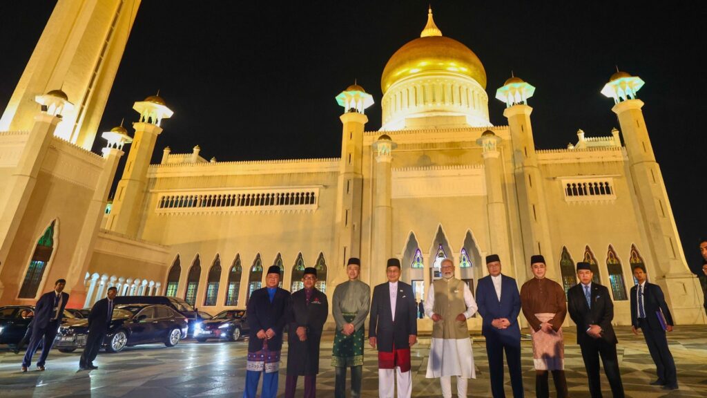 Sultan Hassanal Bolkiah, Prime Minister Modi met world's richest king, Expensive gold cars, gold plane, grand divine palace of gold, 600 rolls royal, 7000 luxury cars, who is sultans of Brunei?