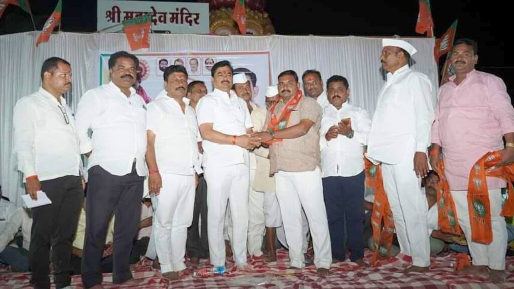 Karjat Jamkhed News, NCP SP Youth leader Kiran Pavane joins BJP with hundreds of supporters, Kiran Pavane's demonstration of power in Jalakewadi is discussion in Karjat jamkhed constituency,