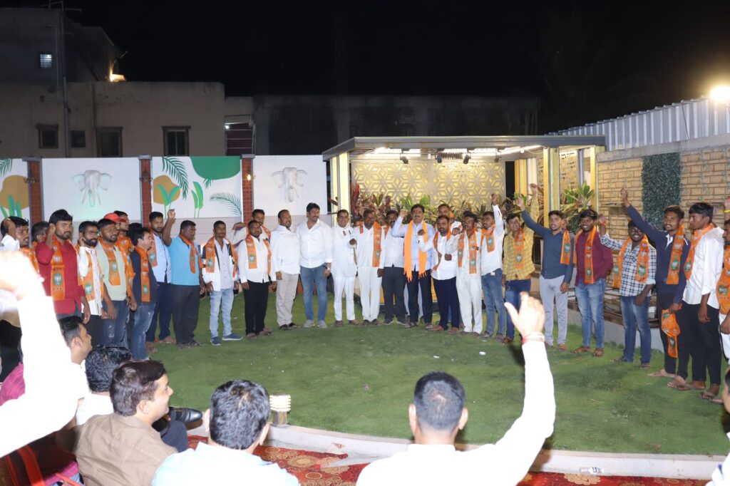 Karjat jamkhed News, Political earthquake in Khandala Goykarwada Group Gram Panchayat, two former sarpanchs, 2 Gram Panchayat members and hundreds of activists joined BJP after being fed up with Rohit Pawar's dictatorial rule, latest news, 