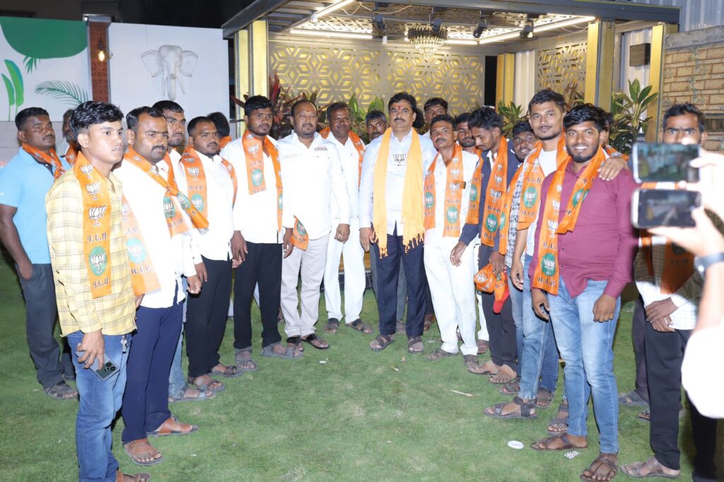 Karjat jamkhed News, Political earthquake in Khandala Goykarwada Group Gram Panchayat, two former sarpanchs, 2 Gram Panchayat members and hundreds of activists joined BJP after being fed up with Rohit Pawar's dictatorial rule, latest news, 