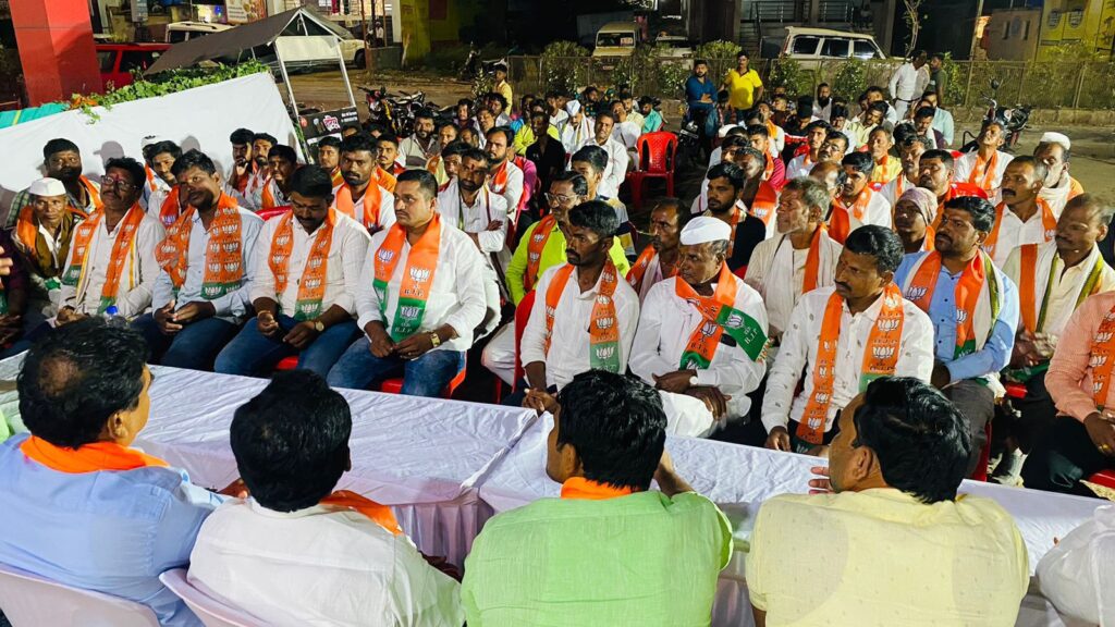 Karjat Jamkhed News, Rebellion of the youth of Kolhewadi against Rohit Pawar's dictatorship, hundreds of youths joined BJP including the former sub-sarpanch of Sakat Group Gram Panchayat, latest news,  