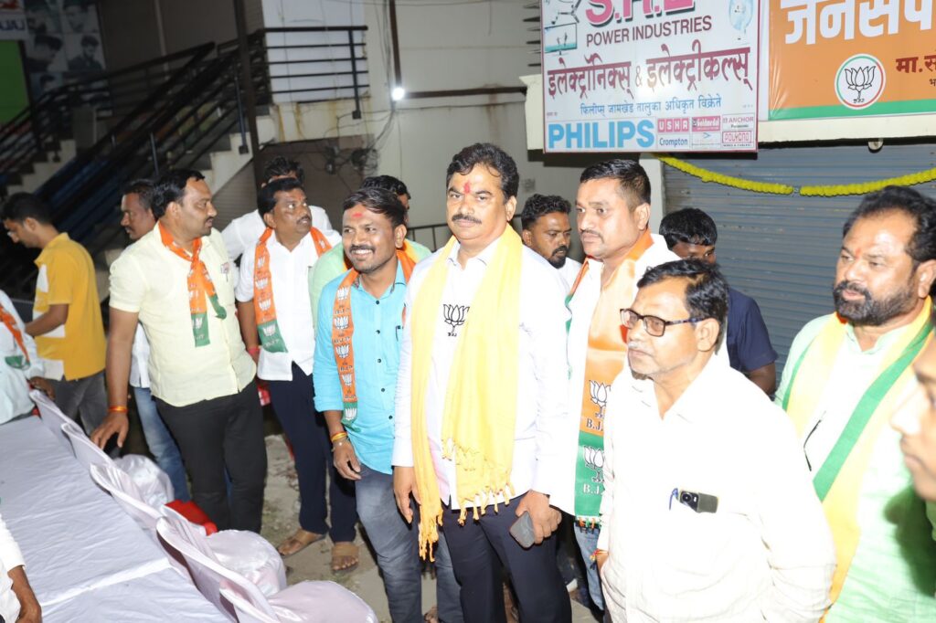 Karjat Jamkhed News, Rebellion of the youth of Kolhewadi against Rohit Pawar's dictatorship, hundreds of youths joined BJP including the former sub-sarpanch of Sakat Group Gram Panchayat, latest news,  