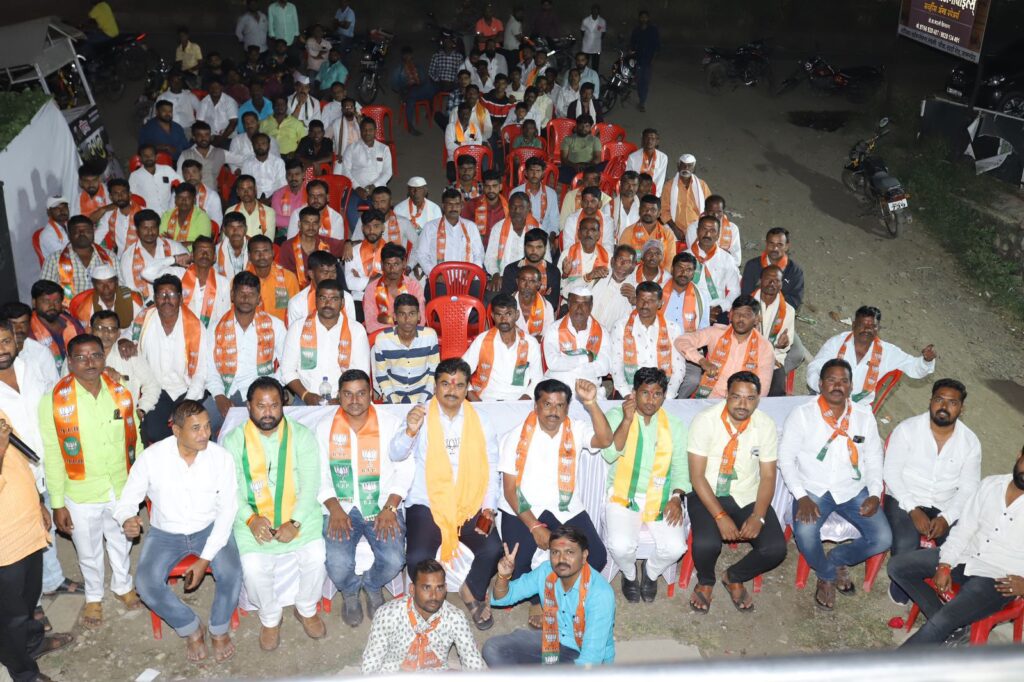 Karjat Jamkhed News, Rebellion of the youth of Kolhewadi against Rohit Pawar's dictatorship, hundreds of youths joined BJP including the former sub-sarpanch of Sakat Group Gram Panchayat, latest news,  