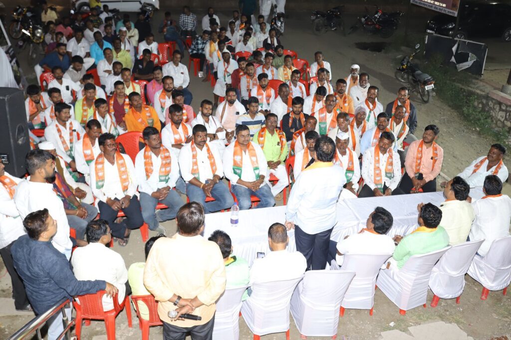 Karjat Jamkhed News, Rebellion of the youth of Kolhewadi against Rohit Pawar's dictatorship, hundreds of youths joined BJP including the former sub-sarpanch of Sakat Group Gram Panchayat, latest news,  