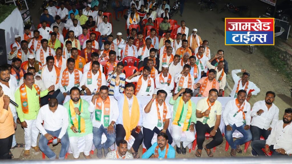 Karjat Jamkhed News, Rebellion of the youth of Kolhewadi against Rohit Pawar's dictatorship, hundreds of youths joined BJP including the former sub-sarpanch of Sakat Group Gram Panchayat, latest news,  