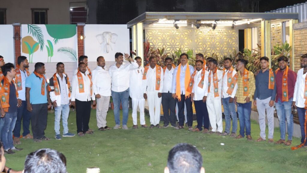 Karjat jamkhed News, Political earthquake in Khandala Goykarwada Group Gram Panchayat, two former sarpanchs, 2 Gram Panchayat members and hundreds of activists joined BJP after being fed up with Rohit Pawar's dictatorial rule, latest news, 