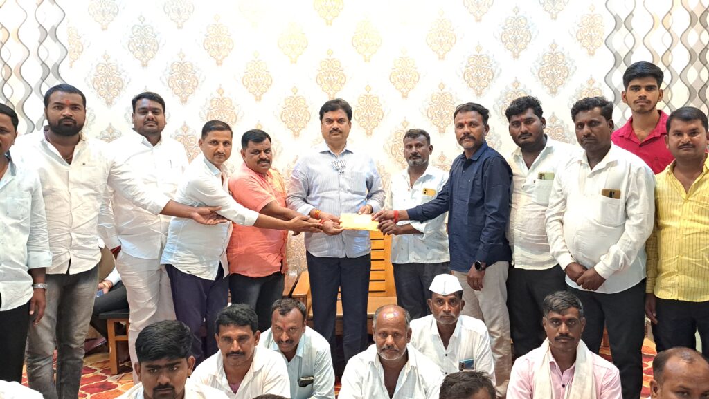 Karjat Jamkhed News, Self-respecting activists and poor people came together to help MLA Ram Shinde financially, 51 thousand from jawala villagers to contest elections, latest news, 