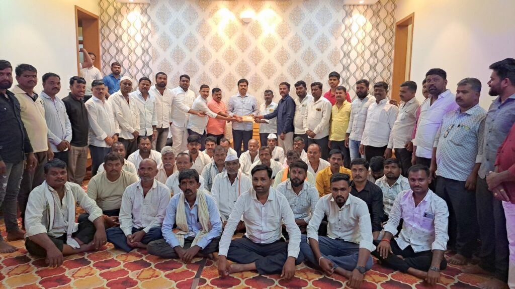 Karjat Jamkhed News, Self-respecting activists and poor people came together to help MLA Ram Shinde financially, 51 thousand from jawala villagers to contest elections, latest news, 