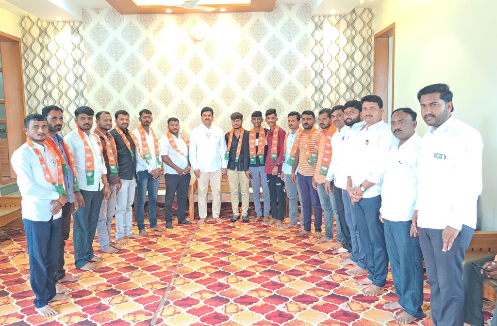 Karjat Jamkhed News, Khela Hobe in Rajewadi, youth workers who joined NCP returned home within 48 hours, rejoined BJP under the leadership of MLA Ram Shinde,