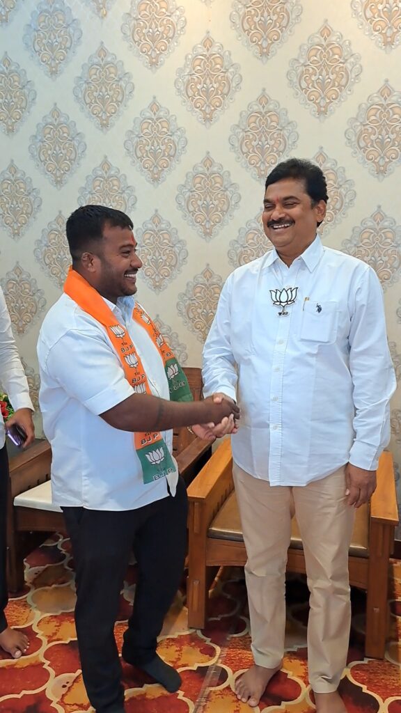 Karjat Jamkhed News, Khela Hobe in Rajewadi, youth workers who joined NCP returned home within 48 hours, rejoined BJP under the leadership of MLA Ram Shinde,