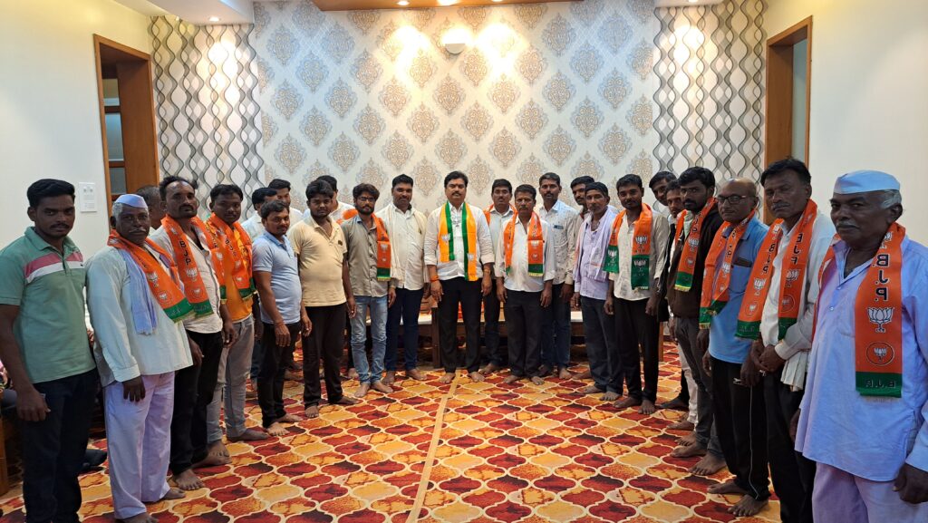 Karjat Jamkhed News, Dighol society chairman and hundreds of activists join BJP, ram shinde latest news today 